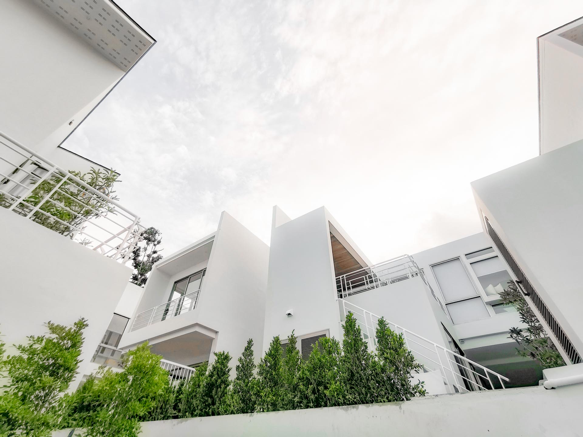 บ้านชั้นเดียวสีขาวหลังเล็กในกลิ่นอายโมเดิร์นคันทรี